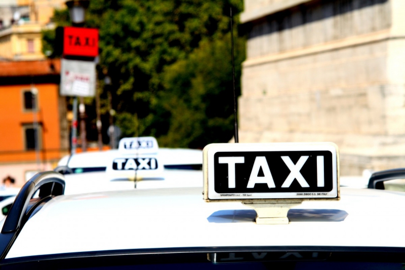 taxis-BLAUSASC-min_taxi_auto_rome_road_white-1051610